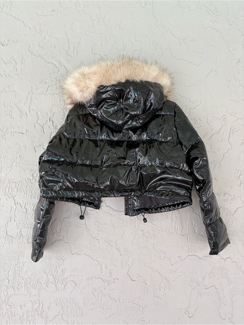 PrettyLittle Thing Black Patent Faux-Fur Trim Cropped Puffer Jacket - Picture 3 of 5